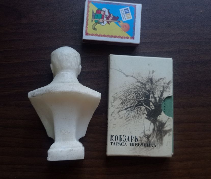 Мініатюрне видання кобзаря та бюст Шевченка