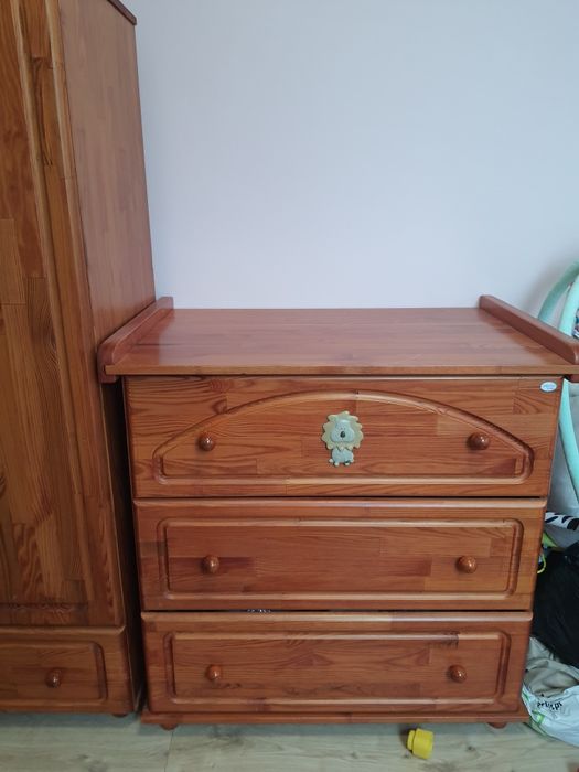 Solidne drewniane meble dziecięce / niemowlęce