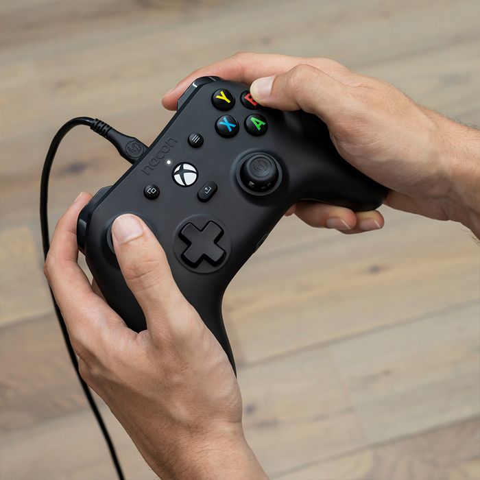Xbox Series S com 4 comandos