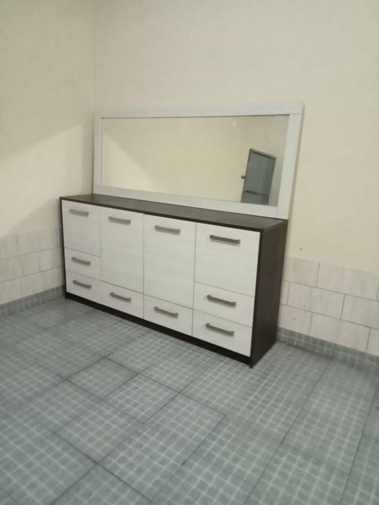 Móvel de sala e espelho