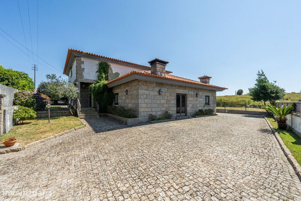 Moradia T4 com 4 casas de banho e jardim