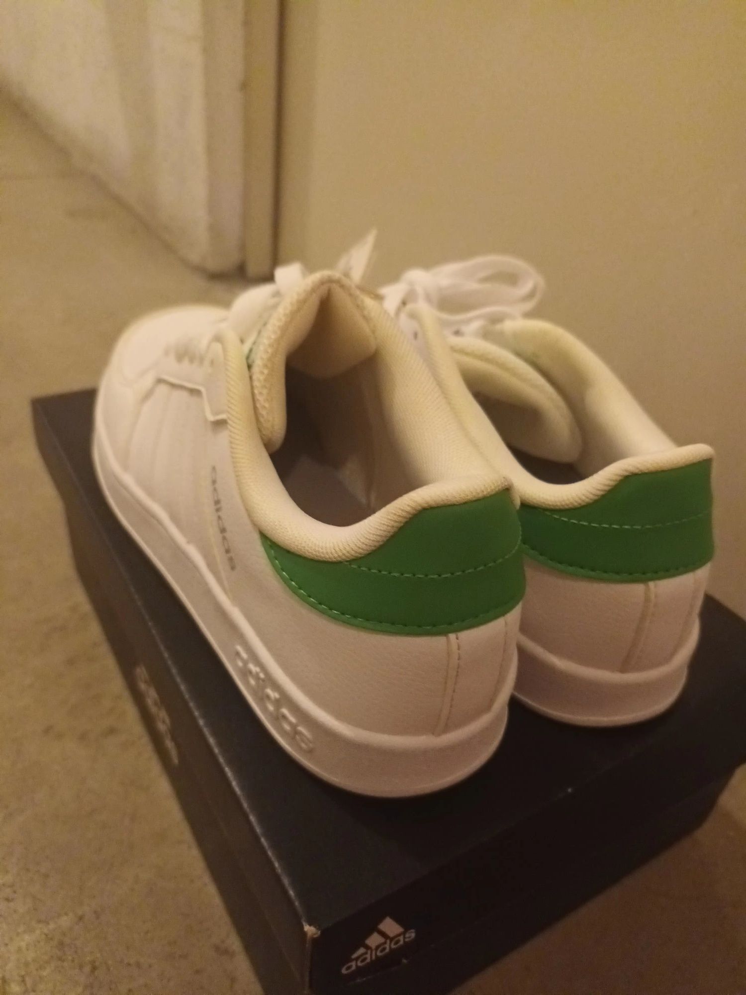 Ténis Adidas novos 38,5 (US 5/ UK 4 1/2) Entrego em mãos em Lisboa