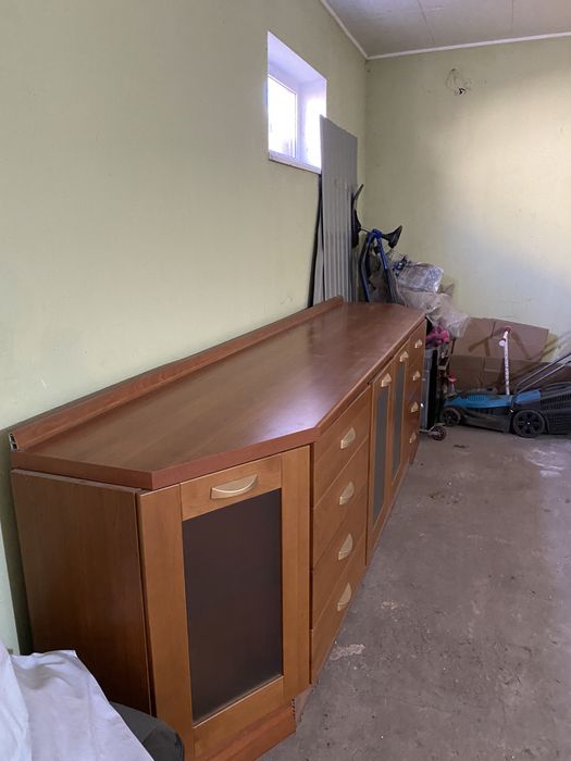 Комод с фасадом из дерева