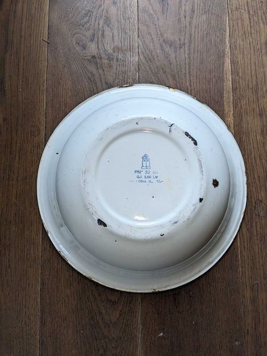 MIska emaliowana jako osłona na doniczkę, kwiaty w ogrodzie