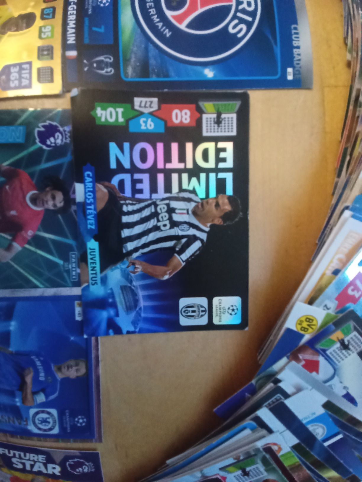 192 Karty piłkarskie, wy tym 16 kart specjalnych