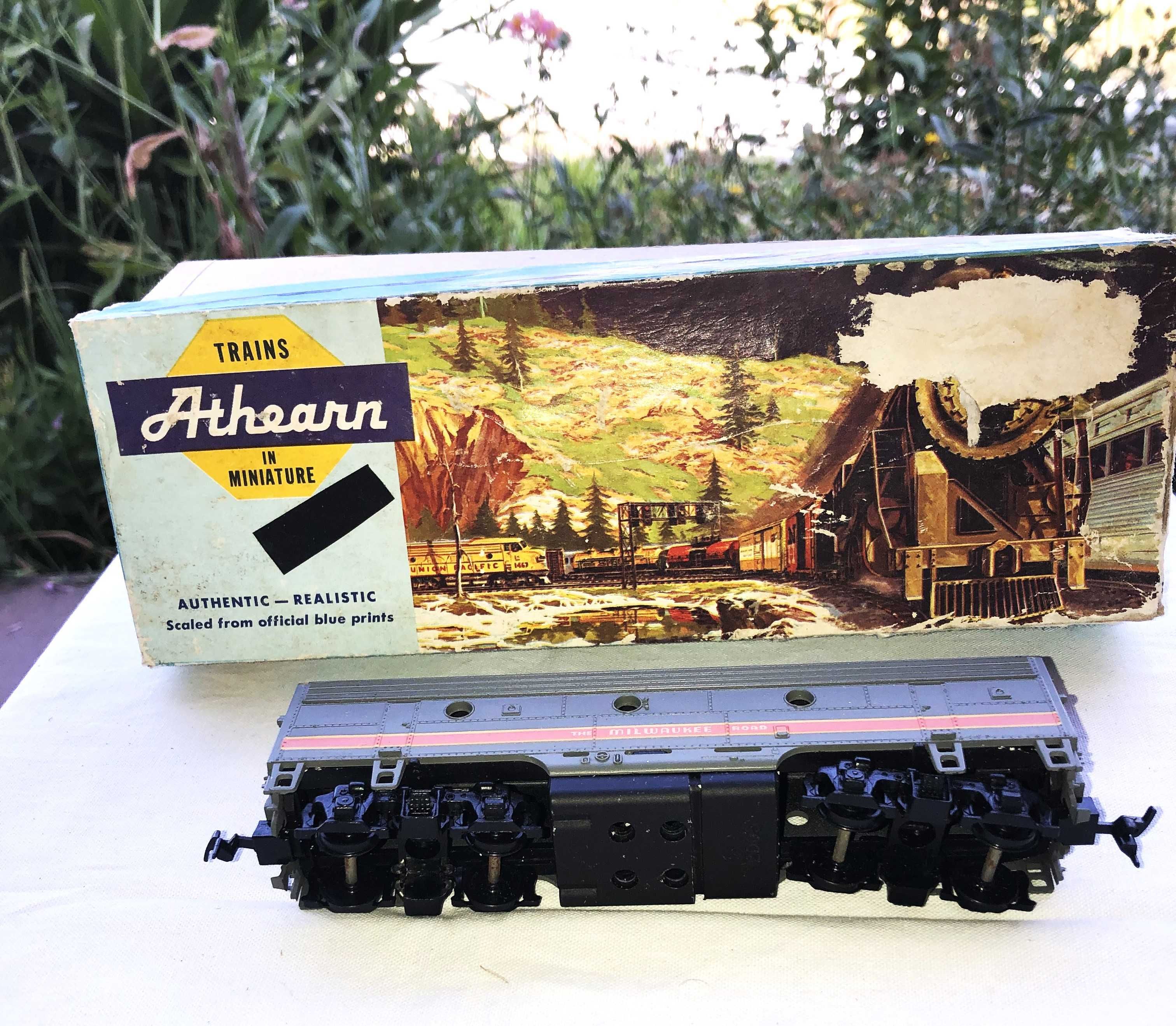 ATHEARN 3217 e 3018, locomotiva F7 e reboque