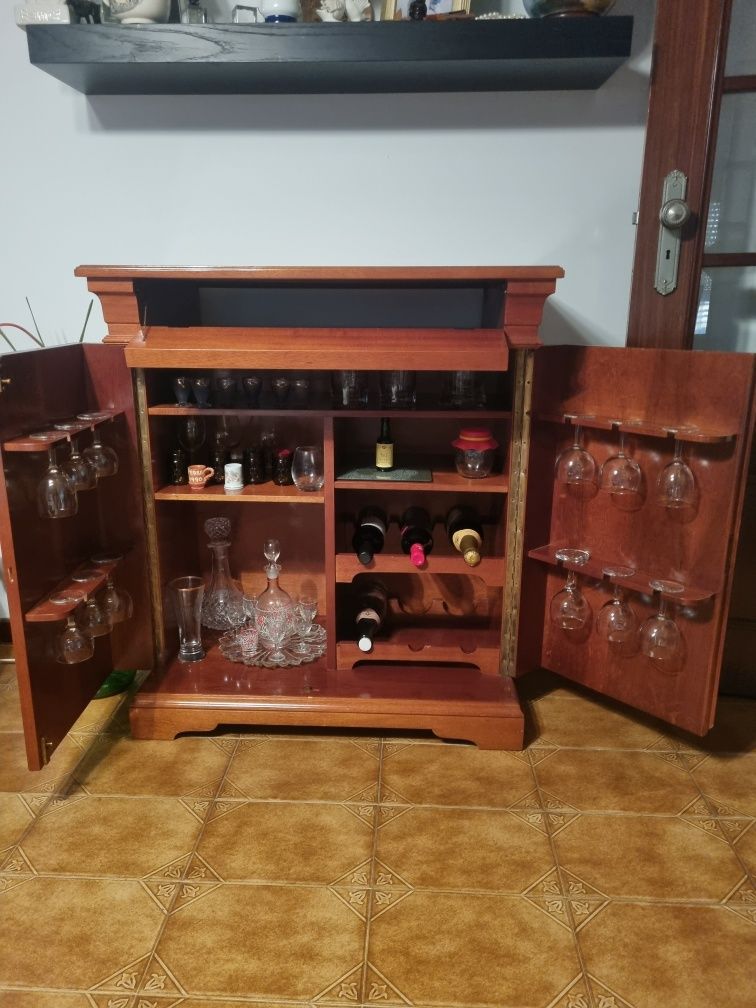 Móvel garrafeira muito bem estimado
