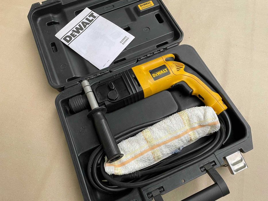 Zadbana młotowiertarka Dewalt D25003 (650W)