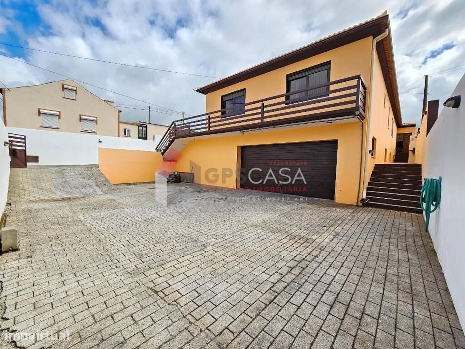 Moradia Térrea com Jardim, Garagem Ampla e Zona de Lazer Exterior
