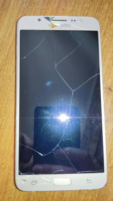 Телефон Samsung J7