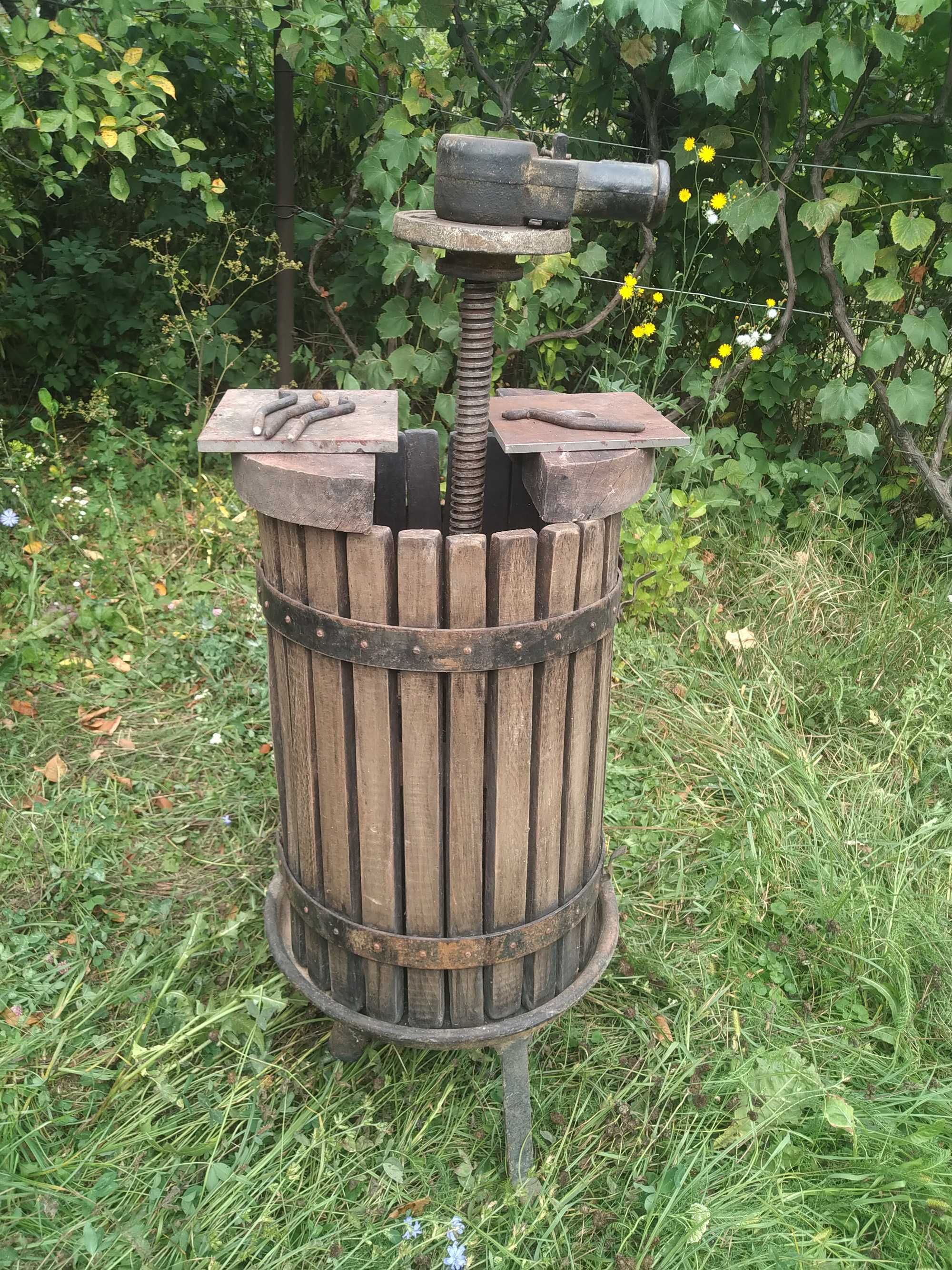 Продам прес чавунний для видавлювання соку (для вина, тощо) .