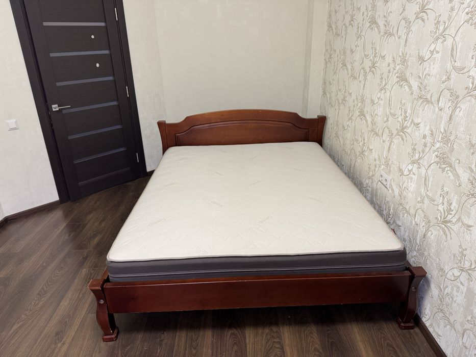 Ліжко деревʼяне 1,6 х 2,0 з матрасом + тумбочки