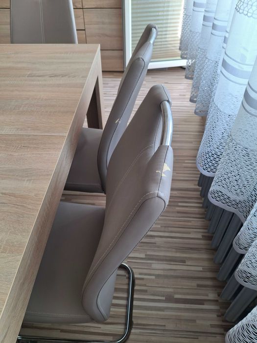 Sprzedam stół z krzesłami.