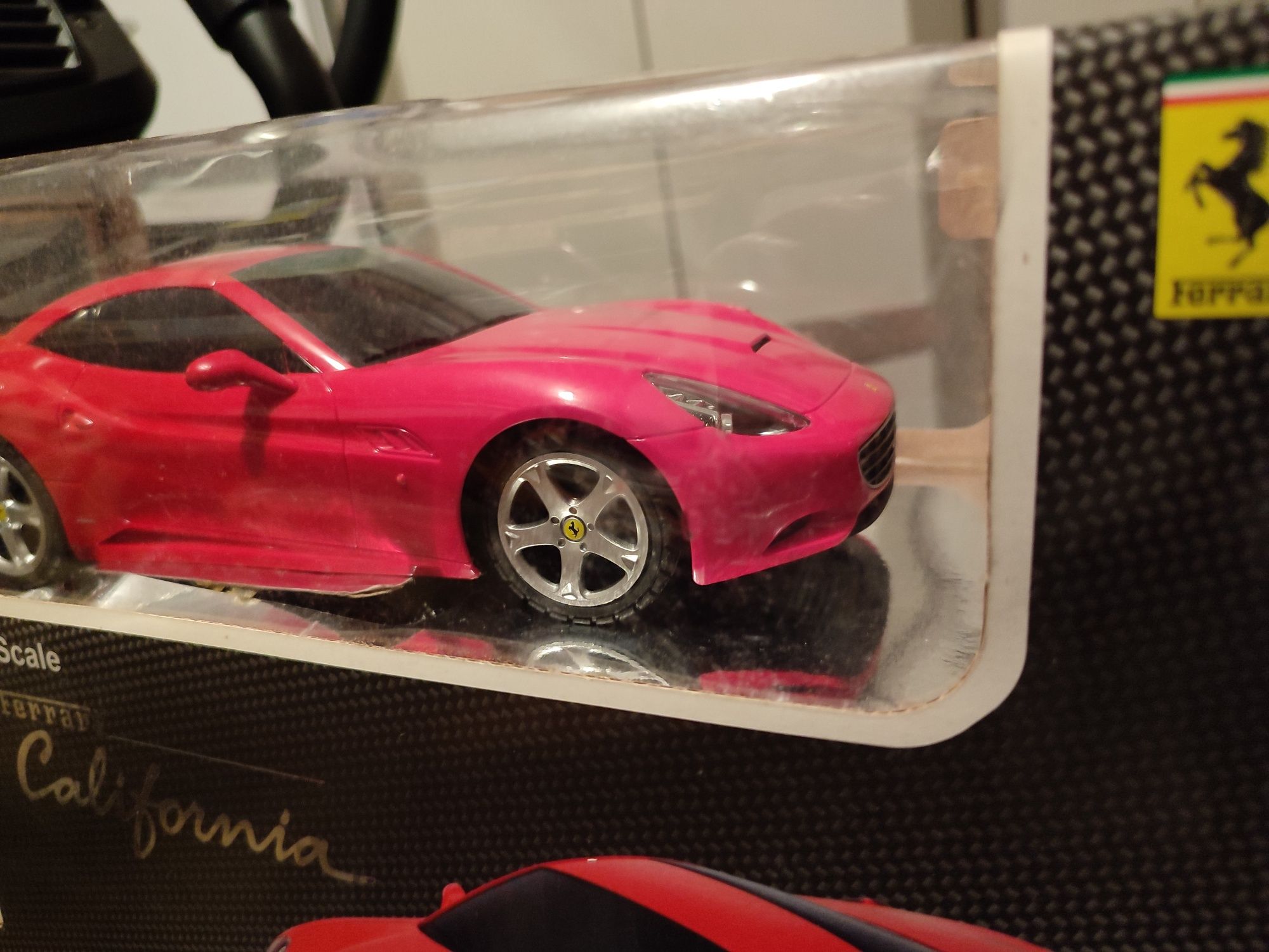 Ferrari vermelho, idade 8+, novo
