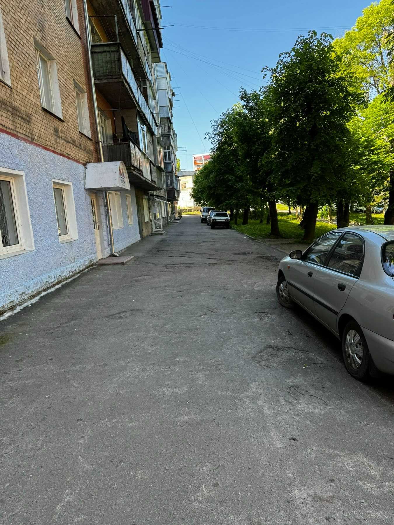 Приміщення Інститутська. Парковка! 1й поверх.
