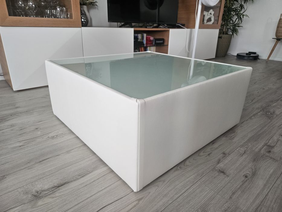 Mesa de centro quadrada com tampo em vidro fosco e estrutura branca