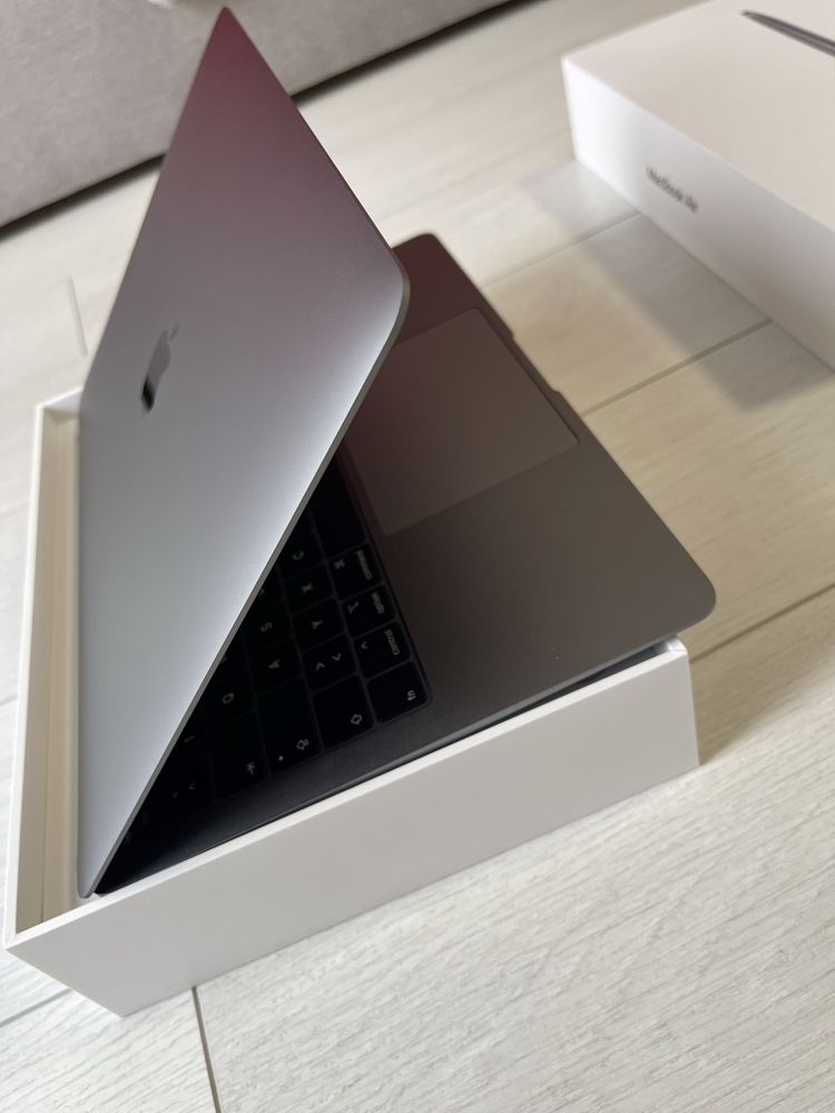 Apple MacBook Air  8/256Gb Silver 37 циклів