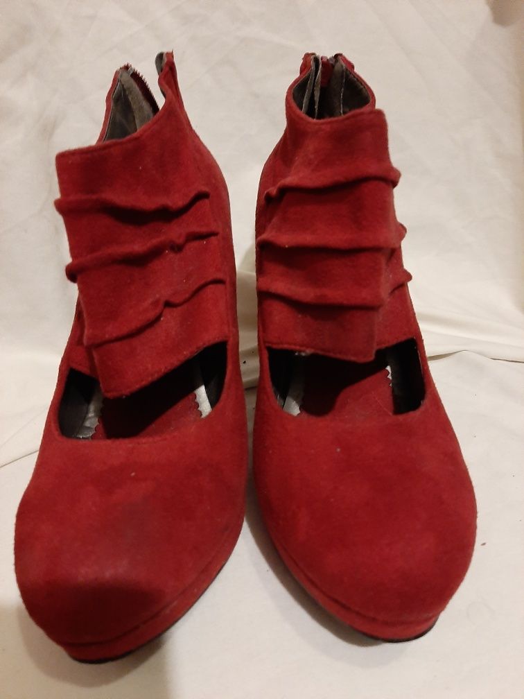 zamszowe, damskie pantofle, czerwone, obcasy, CHARO FERNANDEZ