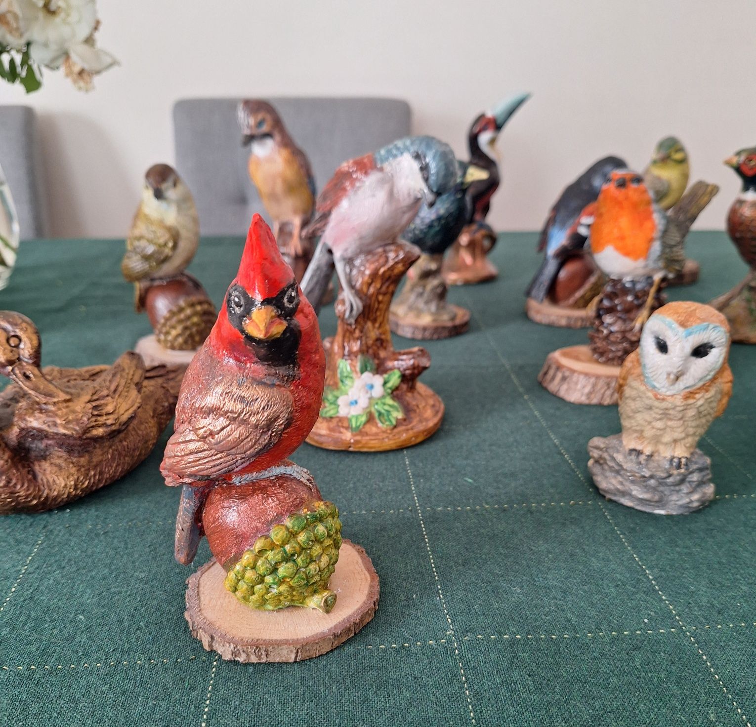 Kolekcja figurek ptakòw