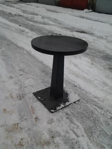 стіл на металевій основі деревяний верх чорного кольору