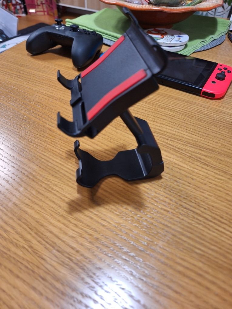Uchwyt na Nintendo Switch i pada.
