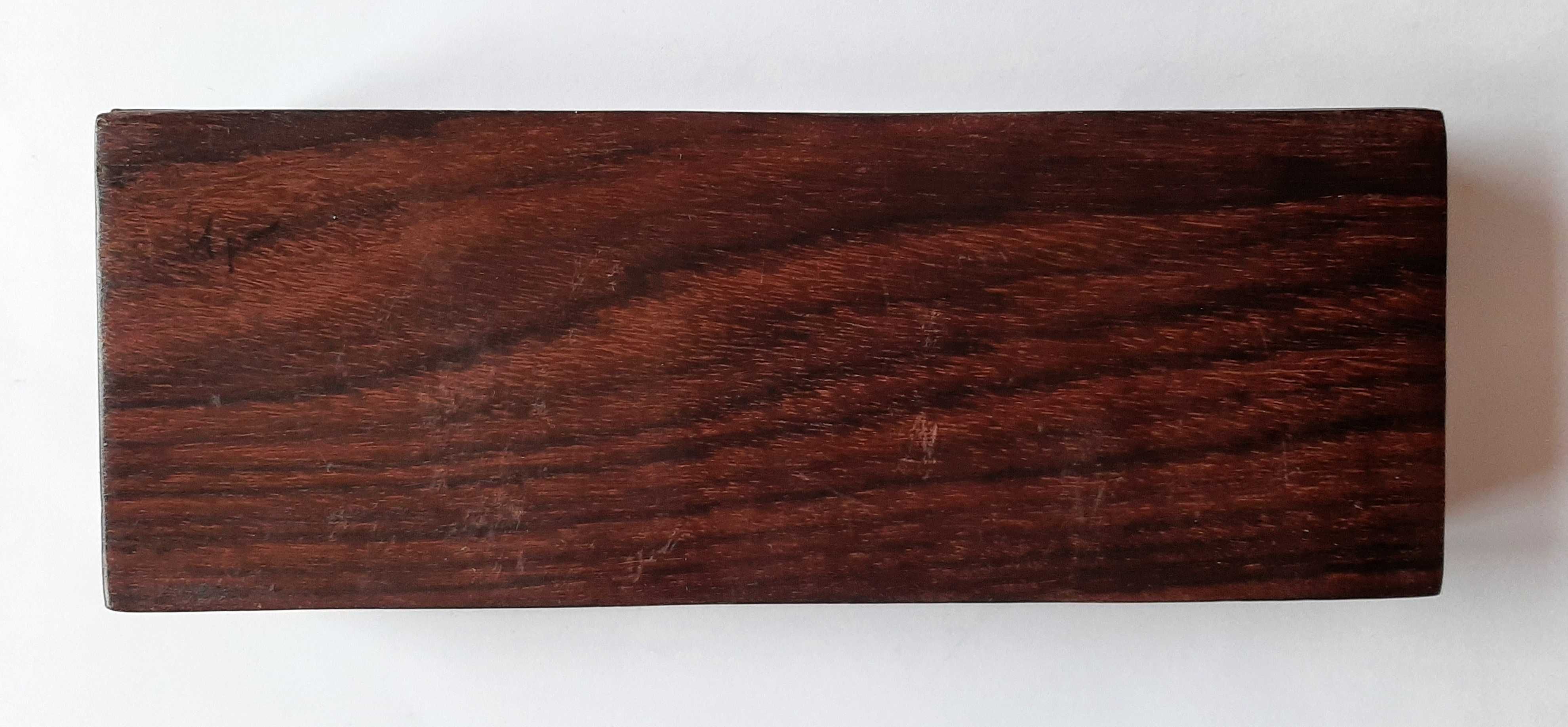 drewniana szkatułka z rzutkami
