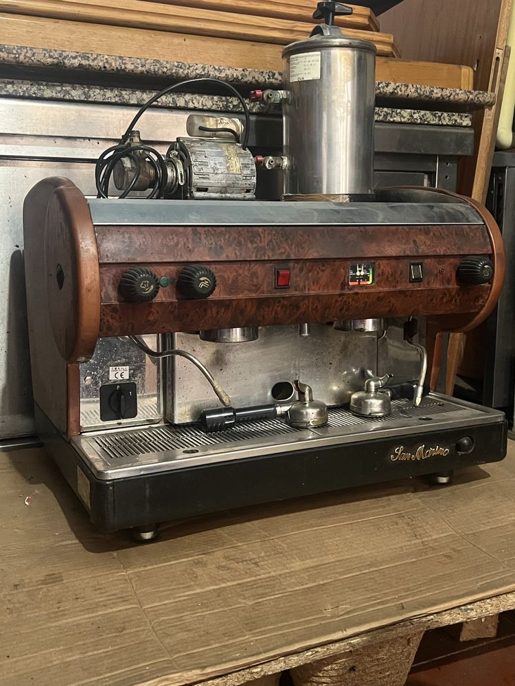 Maquina de cafe e moinho