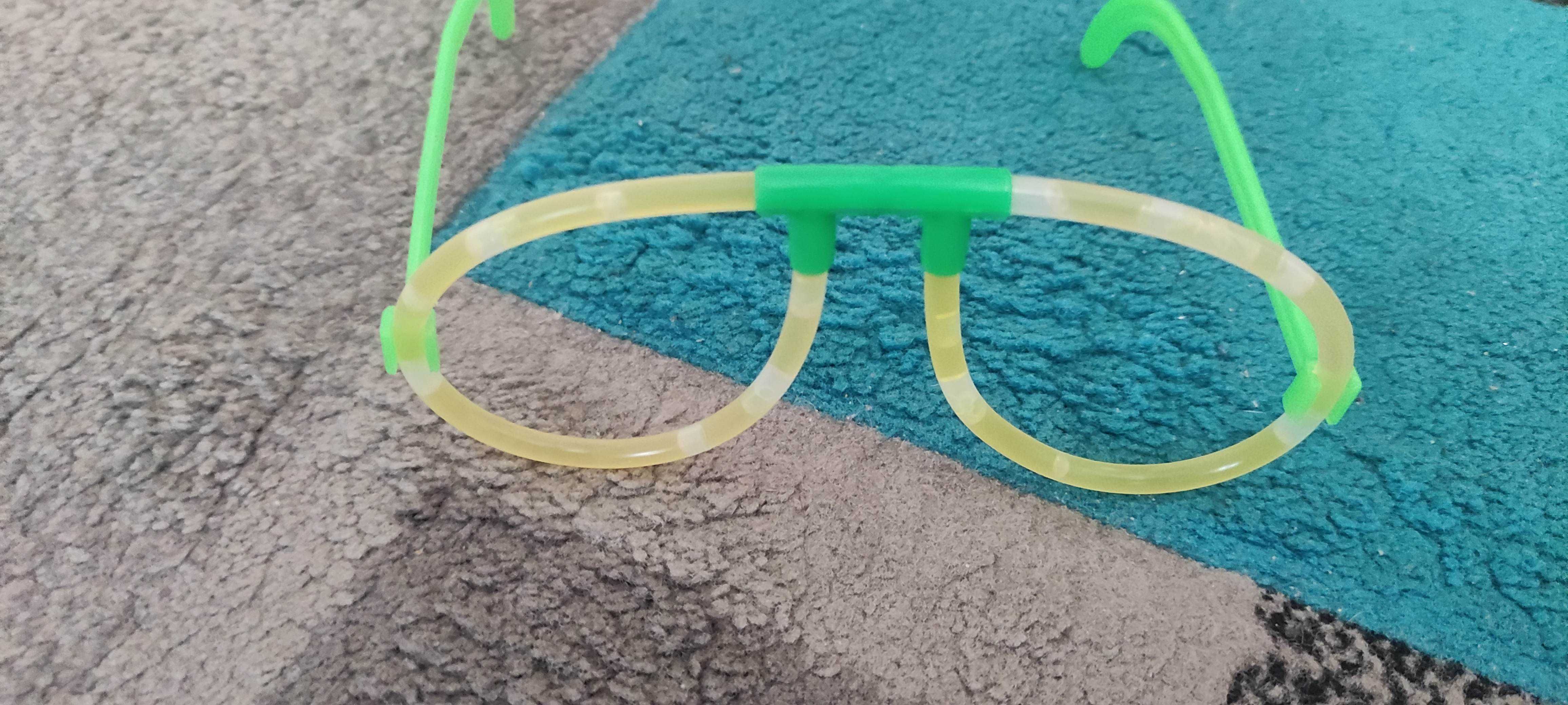 Świecące bransoletki 3 sztuki + oprawka okularów
