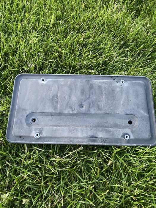 Подіум заднього номера Tesla model Y