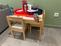 Mesa de criança com duas cadeiras
