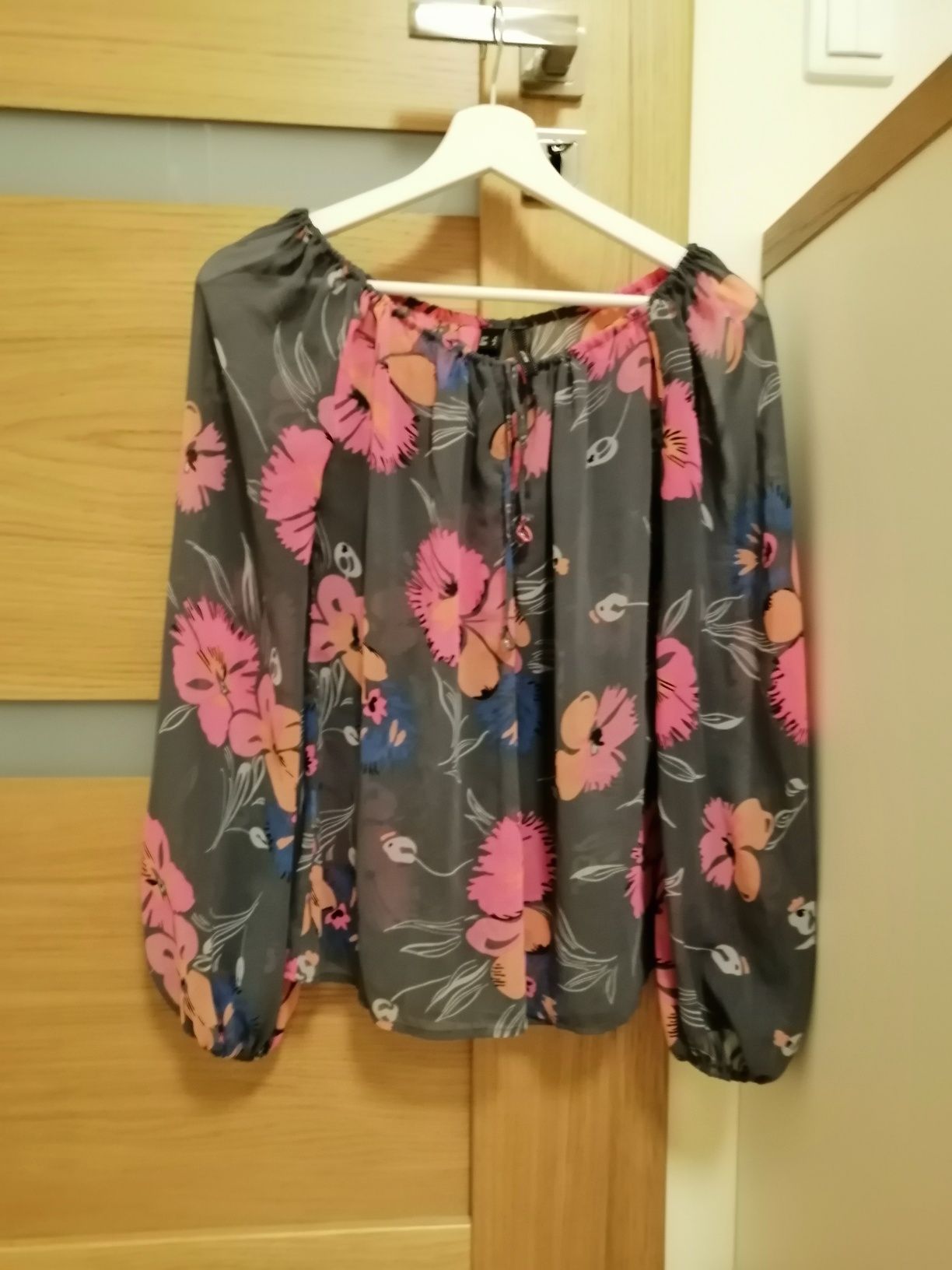 Bluzka damska w rozmiarze 36S