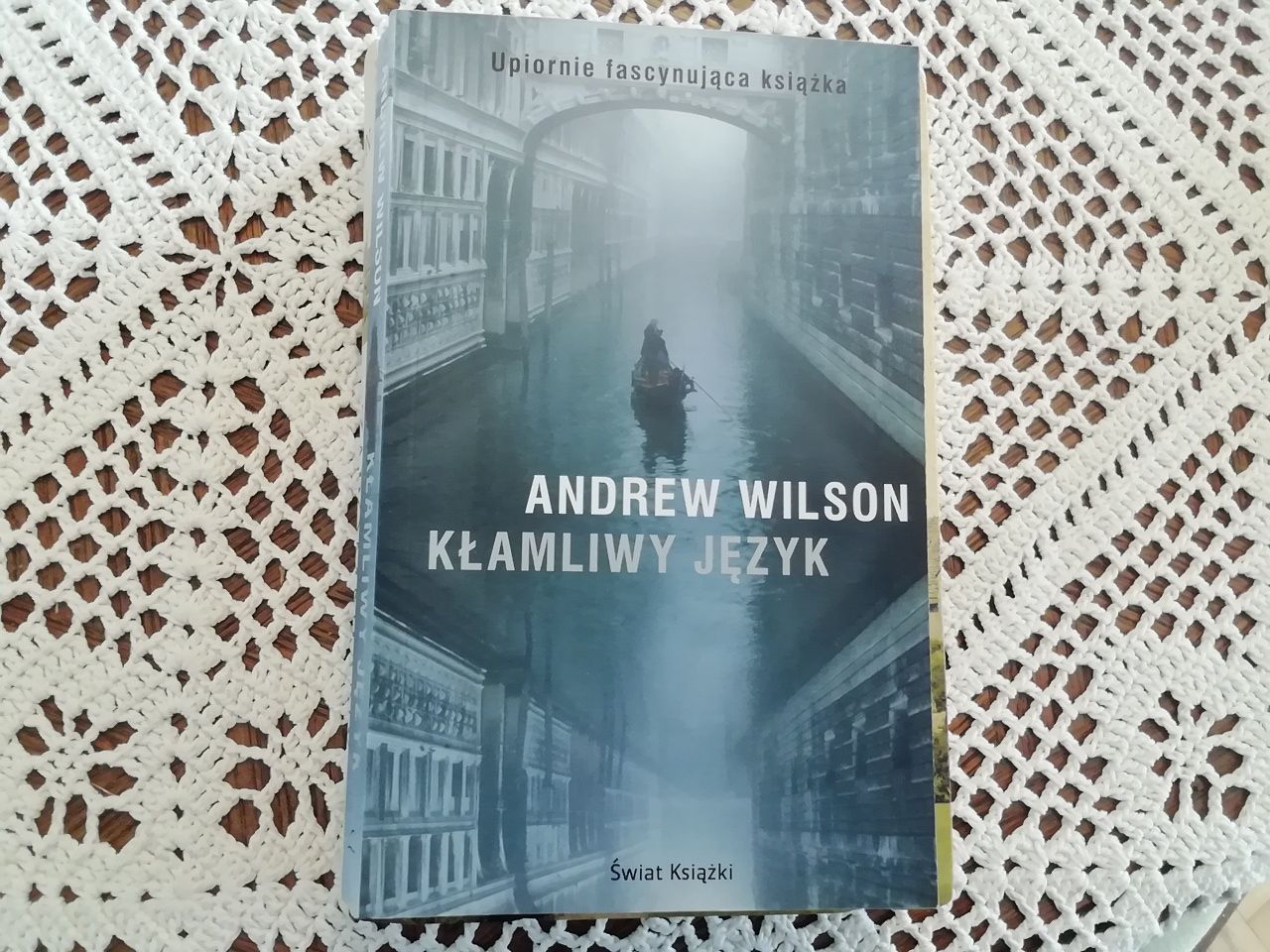 Klamliwy język Andrew Wilson