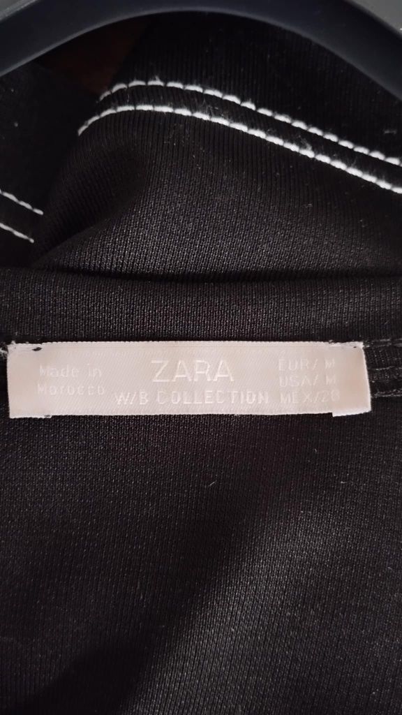 Idealna czarna sukienka z krótkim rękawem  Zara