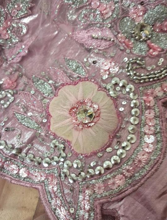 Дивовижні комплекти, сарі і чолі, індійське  вбрання