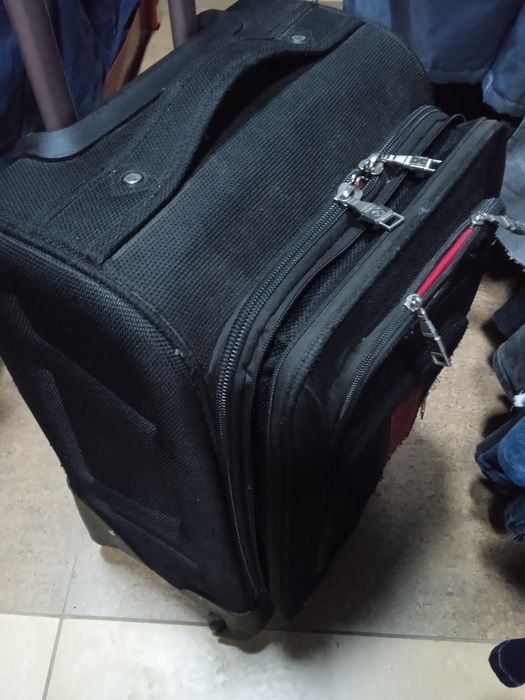 Продам чемодан на 4 колесах,фабричного касества