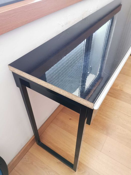 Mesa / Consola IKEA, de cor preta, com 2 gavetas