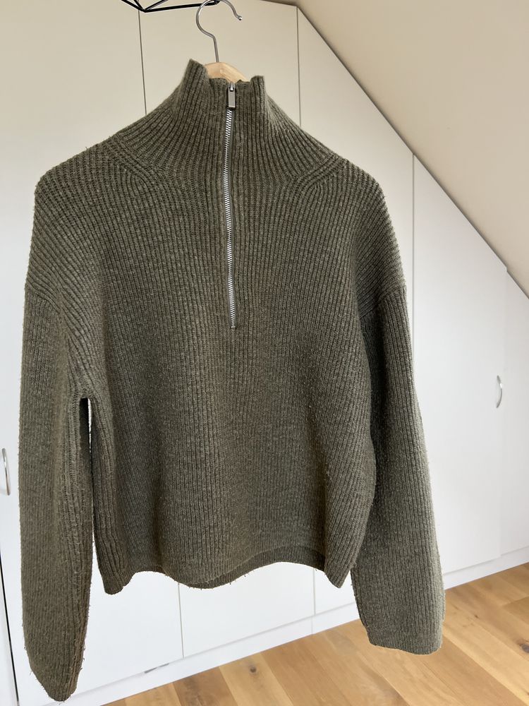 Oliwkowy sweter w prążki z suwakiem u góry