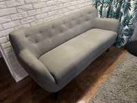 Sofa na drewnianych nogach