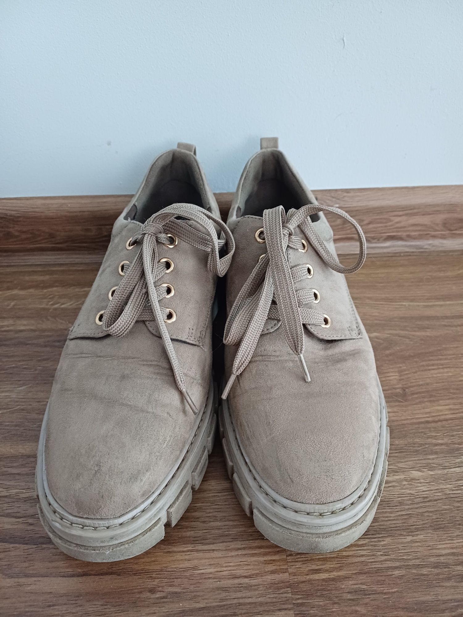 Buty damskie beżowe zamsz podeszwa koturna 39