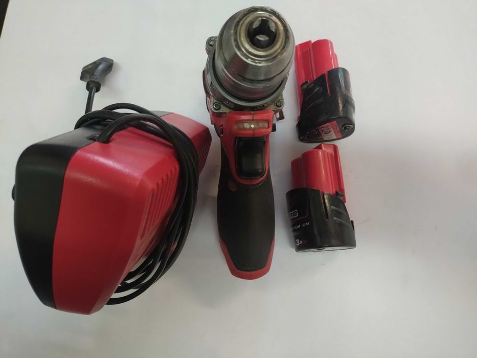 Wiertarko-wkrętarka Milwaukee 12V FPD 2x3,0Ah uszkodzona