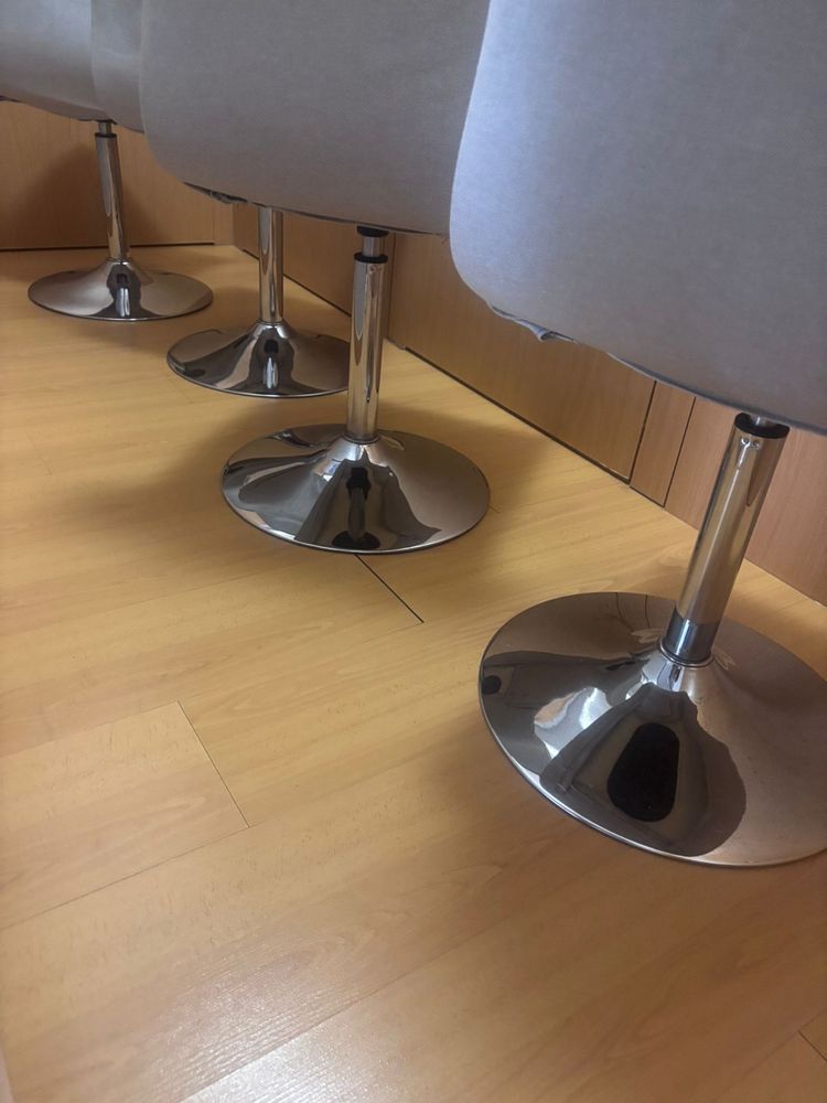 Vendo 4 cadeiras com pé em aço giratoria