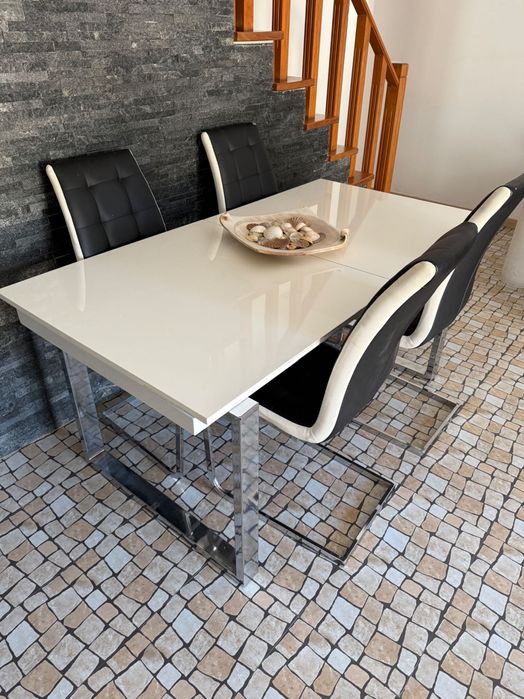 Mesa de jantar extensível como nova