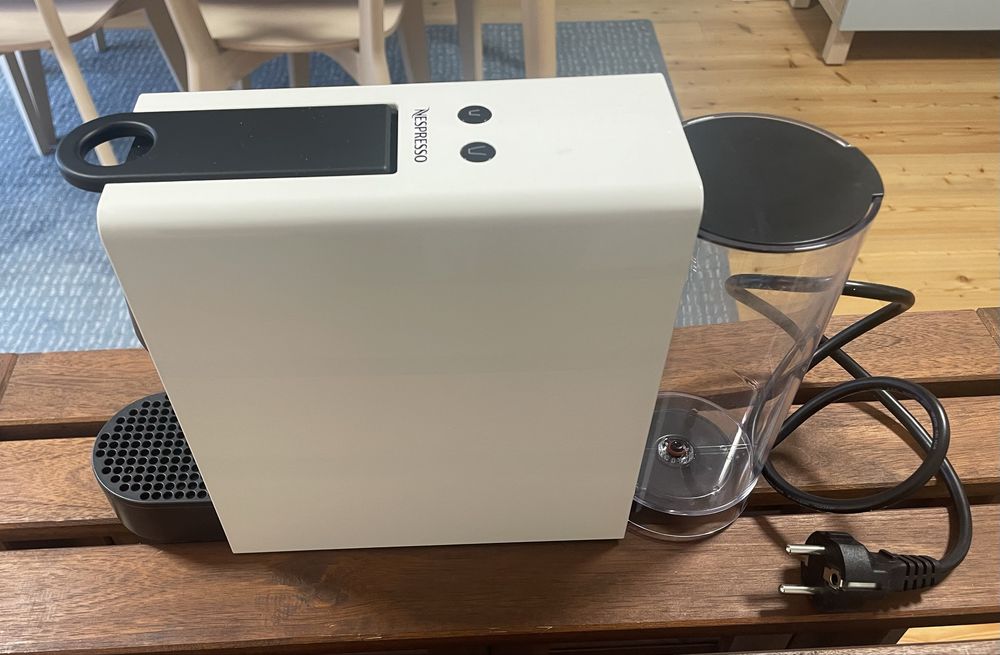 Máquina de café Nespresso com mala, Essenza Mini Nespressso C30
