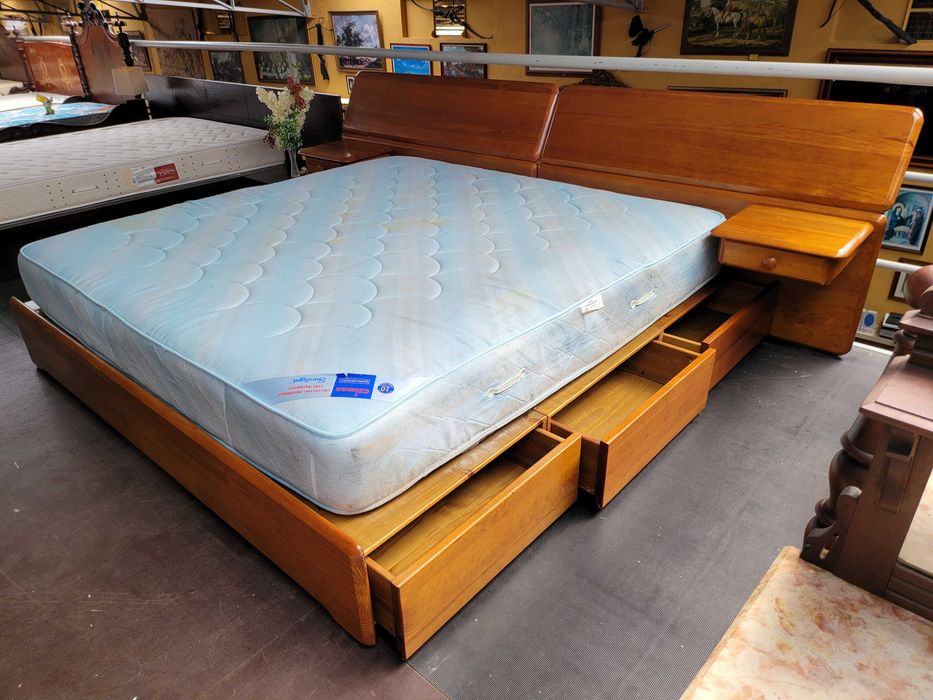 Cama Queen Size em madeira maciça de marca cerne, com