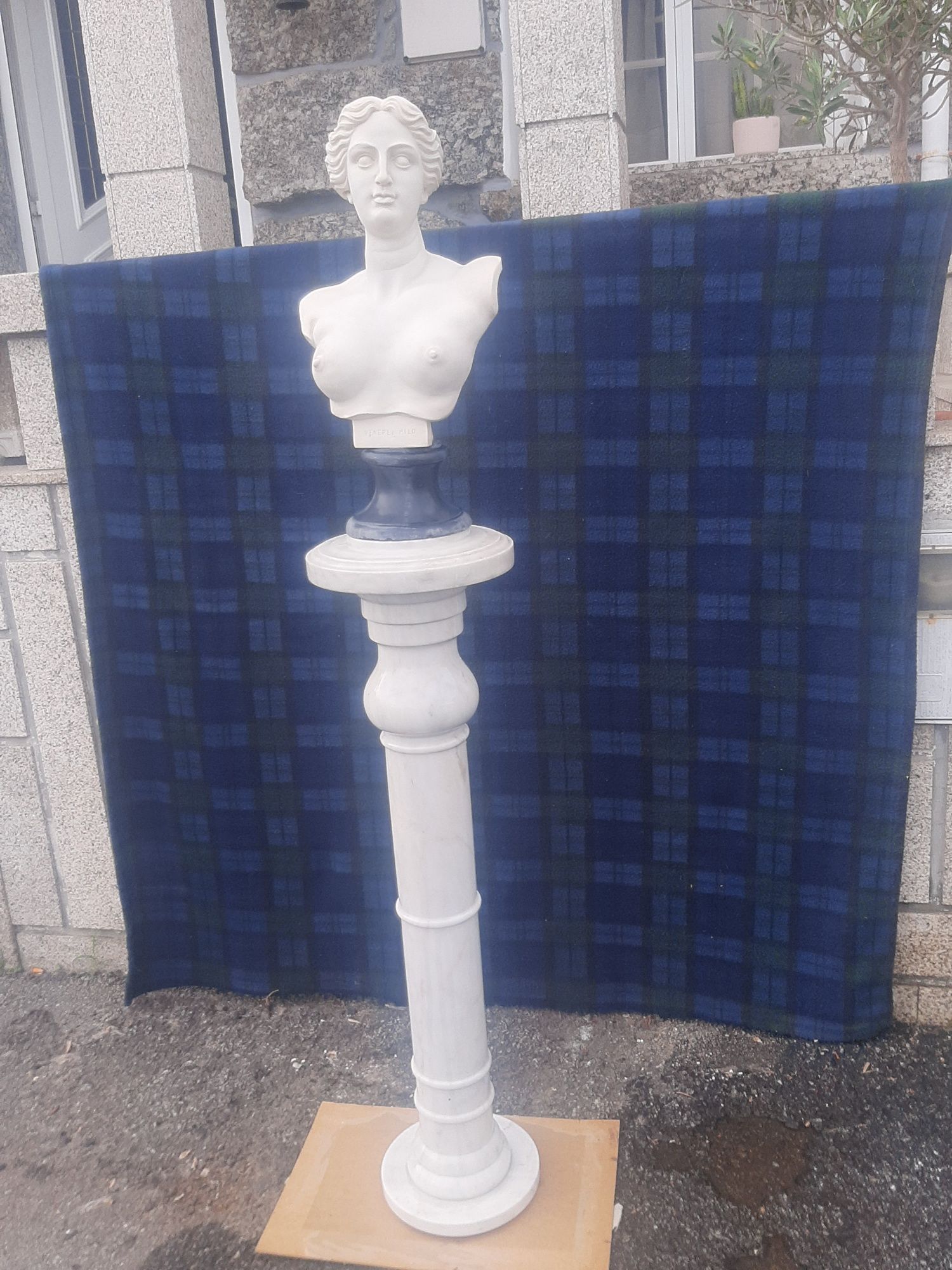 Antiga Coluna em Mármore Maciço Italiano Com Escultura Venus do Nilo