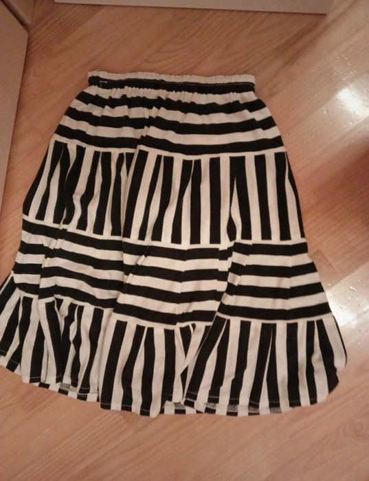 Paka ubrań 4 szt rozmiar XS, spódniczka,spodenki,koszulki