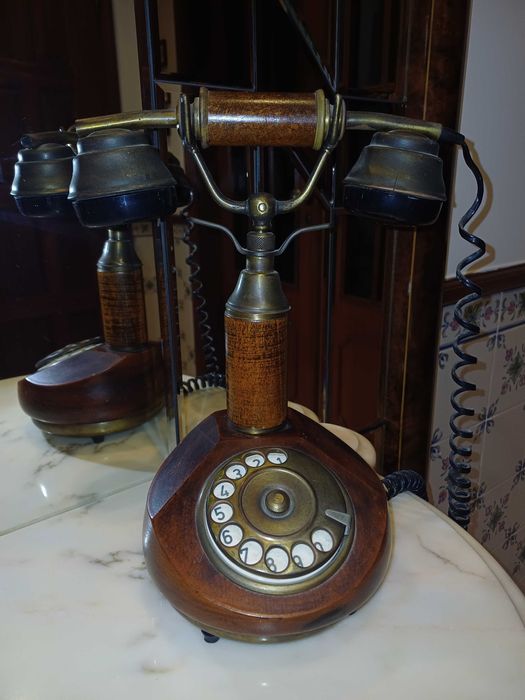 Telefone em madeira