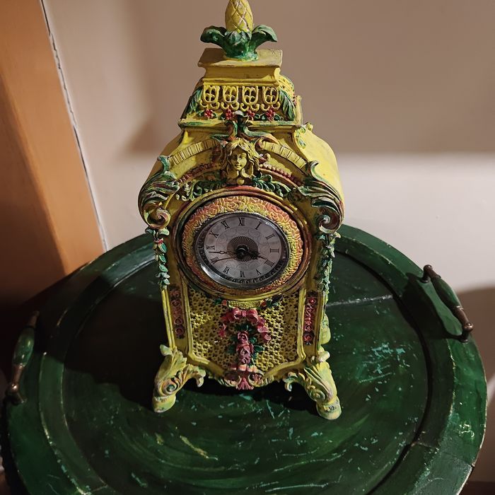 Zegar w stylu retro na kominek