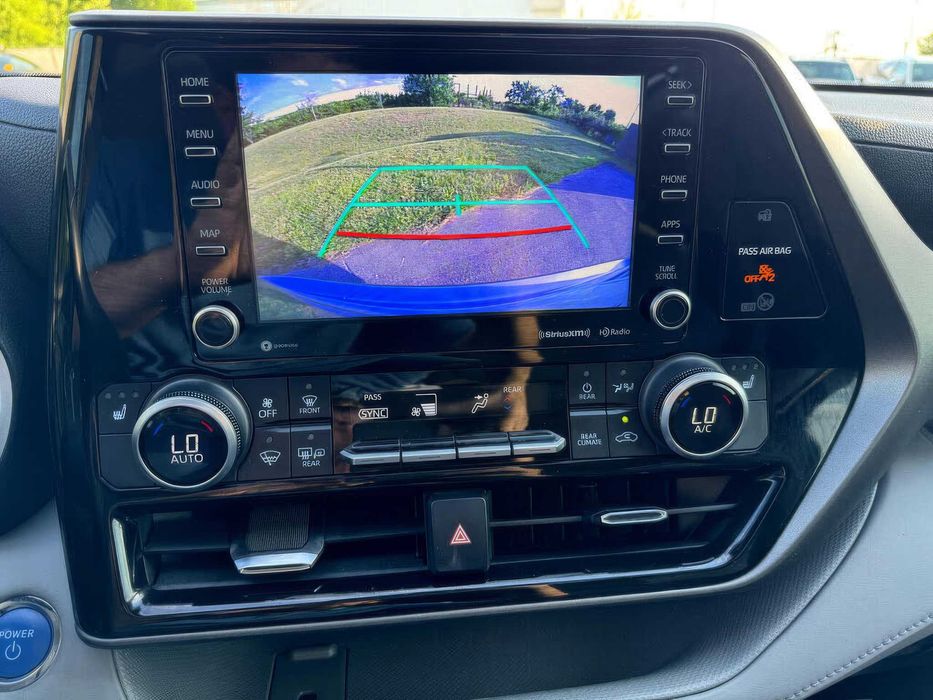 Toyota Highlander Hybrid XLE      2022