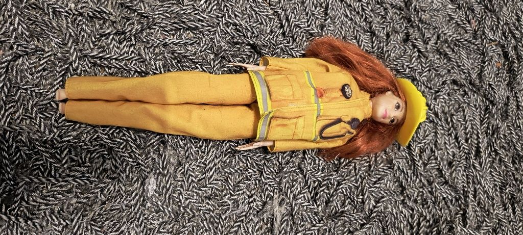 Sprzedam lalkę Barbie strażak